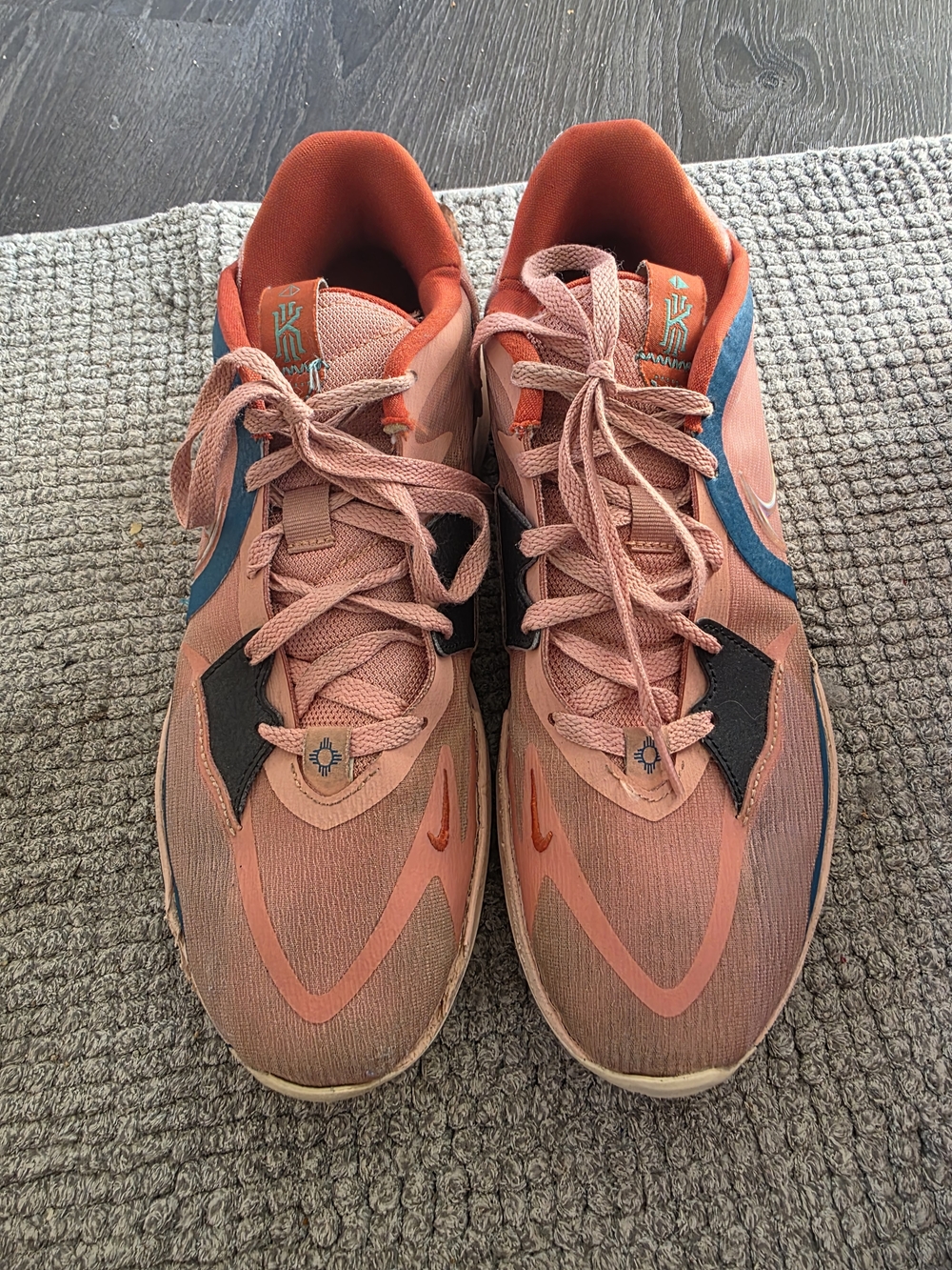 Kyrie Low-Top Basketball Sneakers